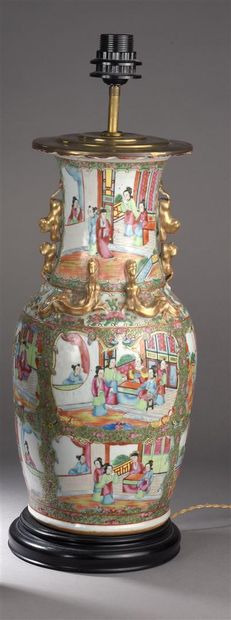 Vase balustre en porcelaine de Canton
Chine,...