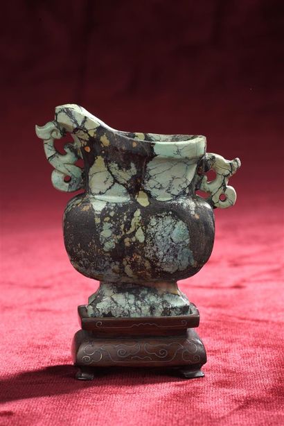 Verseuse miniature en turquoise sculptée
Chine
De...