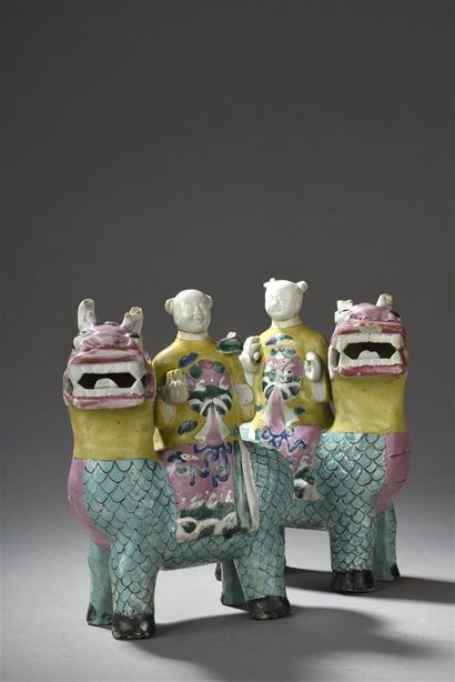 Deux groupes de Qilin et enfants Hehe en...