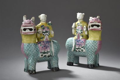 Deux groupes de Qilin et enfants Hehe en...