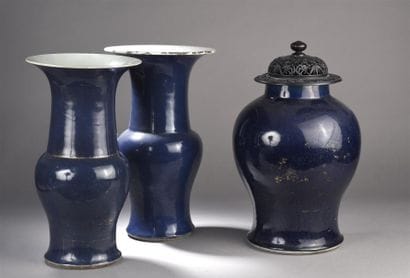 Garniture de trois pièces en porcelaine à...