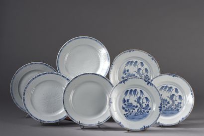 Sept assiettes en porcelaine bleu blanc
Chine,...