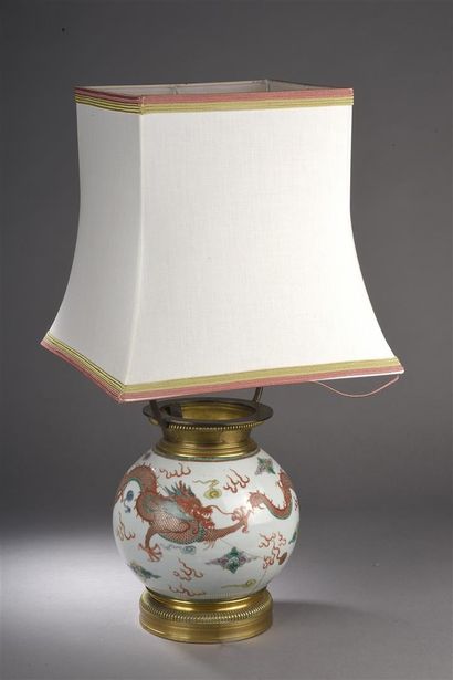 Vase en porcelaine Wucai
Chine, XIXe siècle
La...