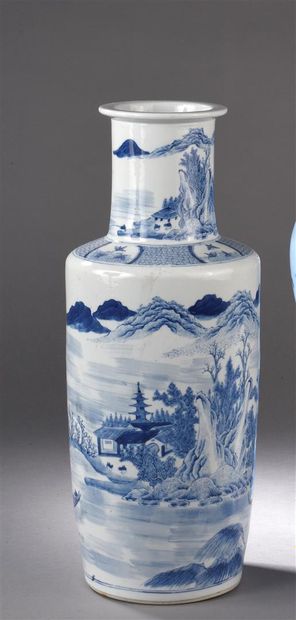 Grand vase en porcelaine bleu blanc
Chine,...