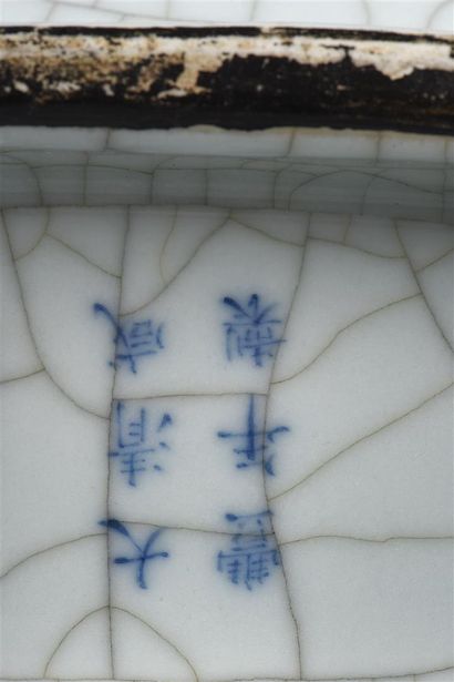 Vase hu en porcelaine à glaçure de type Ge
Chine,...