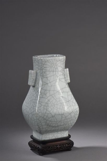 Vase hu en porcelaine à glaçure de type Ge
Chine,...