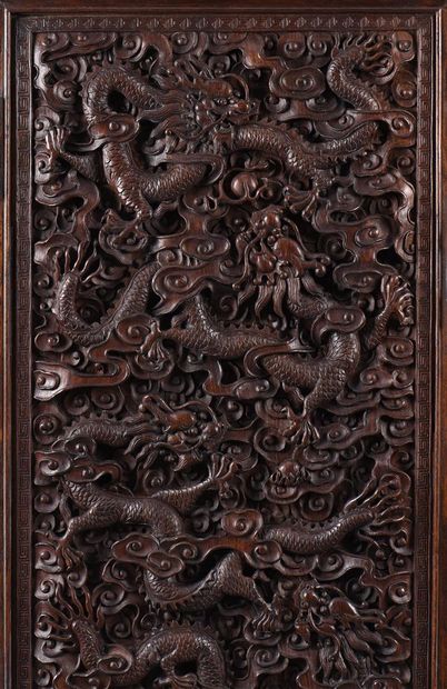 Paire d'armoires et leurs coffres en huali
Chine,...