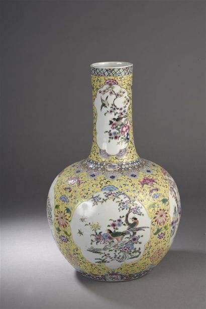 Vase tianqiuping en porcelaine Famille Rose...