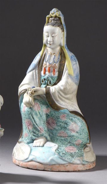 Statuette de Guanyin en porcelaine polychrome
Chine,...