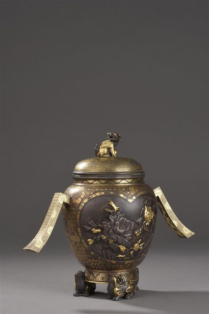 Vase tripode couvert en fer incrusté
Japon,...