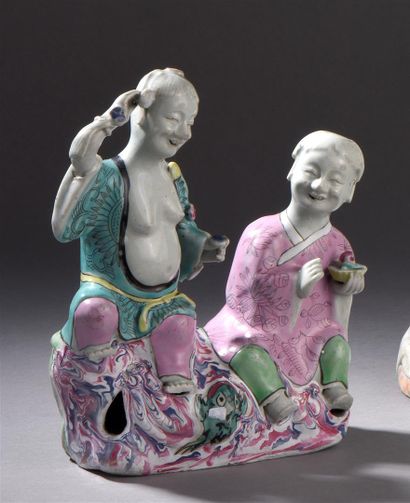 Groupe de deux personnages en porcelaine...