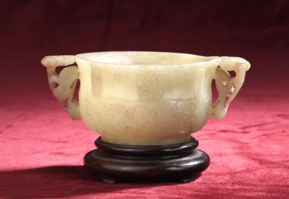 Coupe ansée en jade céladon
Chine, XIXe siècle
La...