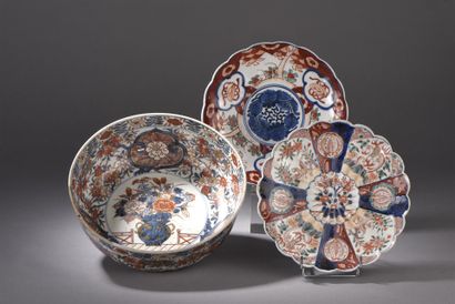 Une jatte et deux assiettes en porcelaine...