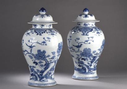 Paire de potiches couvertes en porcelaine...