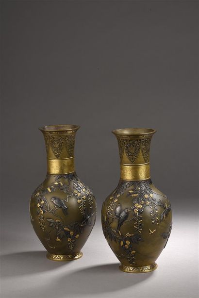 Paire de vases en bronze incrusté et partiellement...