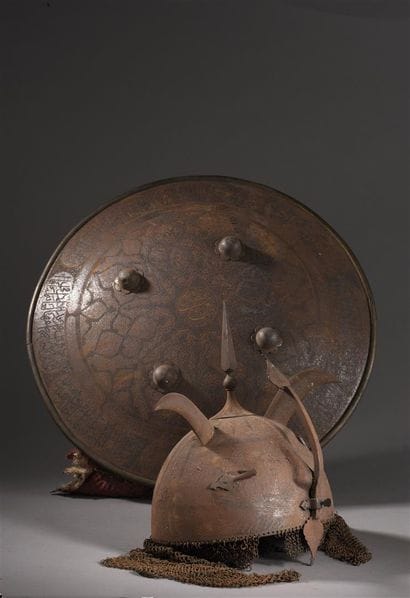 Casque, kulah-khud, et rondache, separ, à...