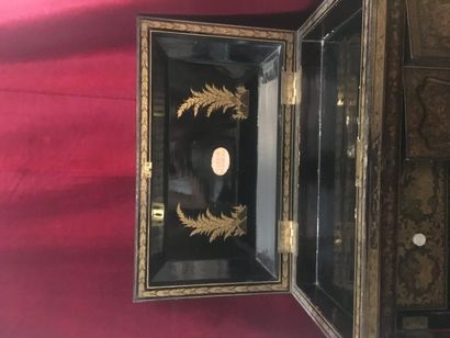 Chine, Canton, XIXe siècle.
Au-dessus de...