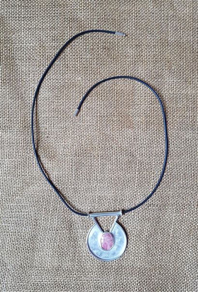 DEVRIENT, Anne
Pendentif en argent 925
Pierre...