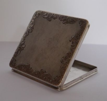 Poudrier de sac Art déco en argent guilloché
vers...