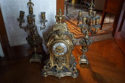 Garniture en bronze comprenant une pendule...