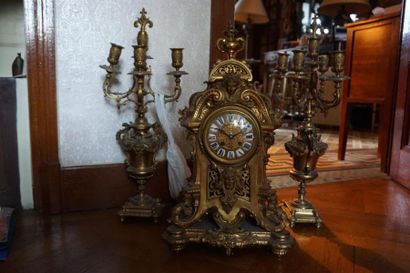 Garniture en bronze comprenant une pendule...