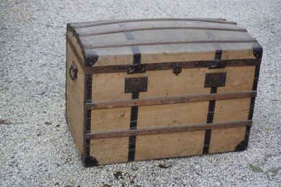 Malle contenant des tissus et vêtements....