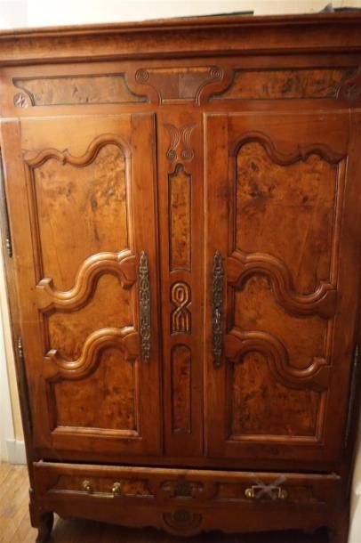 Armoire en noyer et loupe. Bresse XVIIIe...