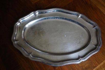 Plat ovale en métal argenté.									