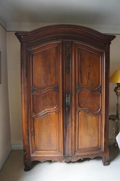 Armoire en noyer mouluré et sculpté. Vallée...