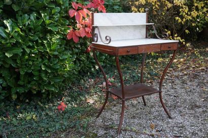 Table de toilette en tôle et marbre blanc.						...