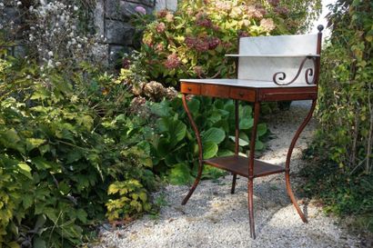 Table de toilette en tôle et marbre blanc.						...