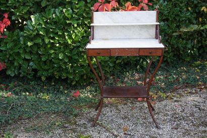 Table de toilette en tôle et marbre blanc.						...