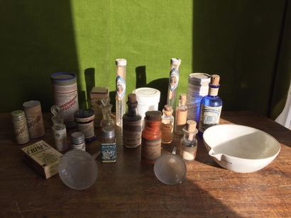 Lot de divers flacons de chimie et de médicaments...
