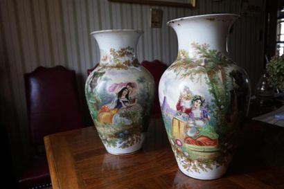 Paris. Paire de vases en porcelaine, à décor...