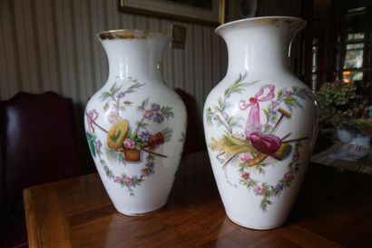 Paris. Paire de vases en porcelaine, à décor...