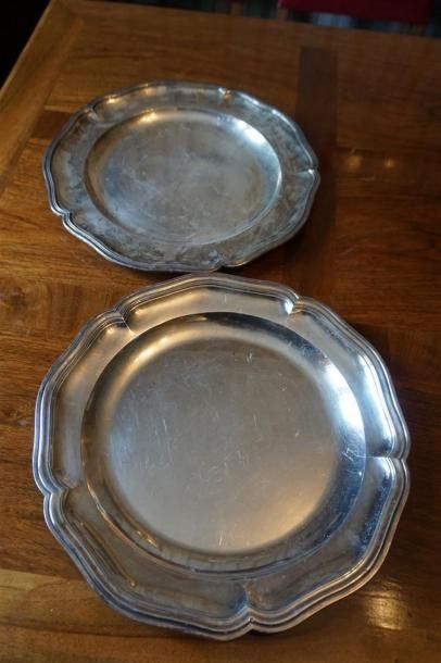 Deux plats ronds en argent, poinçon Minerve....