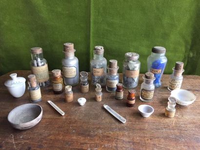 Collection de flacons de chimie anciens contenant...