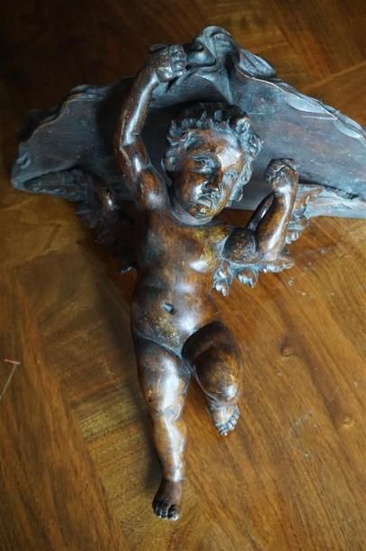 Petite applique en noyer à décor d'un angelot....