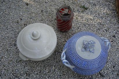 Deux soupières en faïence XIXe siècle 
On...
