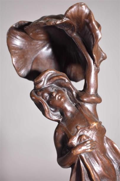 Statuette en bronze à patine brune représentant...