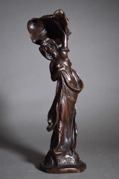 Statuette en bronze à patine brune représentant...