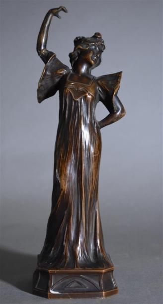 Statuette en bronze à patine brune représentant...