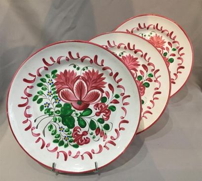 Trois assiettes en faïence de l'Est, XVIIIe...