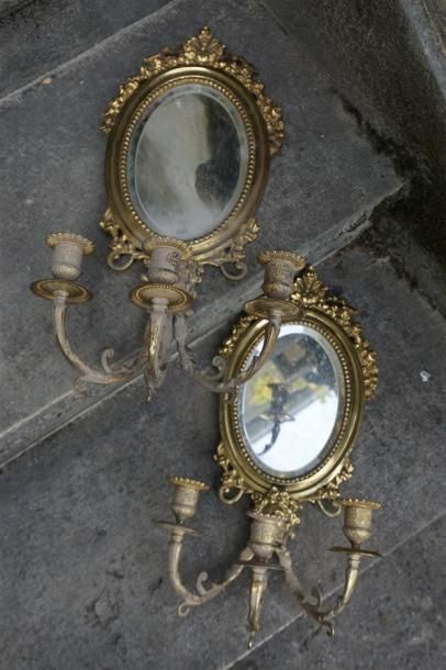 Paire d'appliques en bronze à trois lumières....