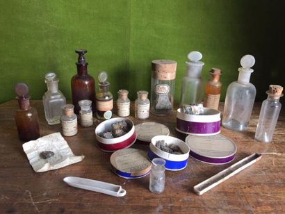 Lot de divers flacons de chimie anciens,...