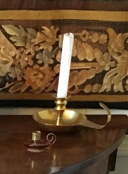 Lot de bougeoirs, cloches et cuivres divers...