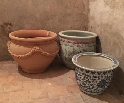 Lot de quatre cache-pots dont deux Chine