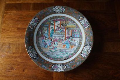 Chine. Plat en porcelaine à décor de personnages....