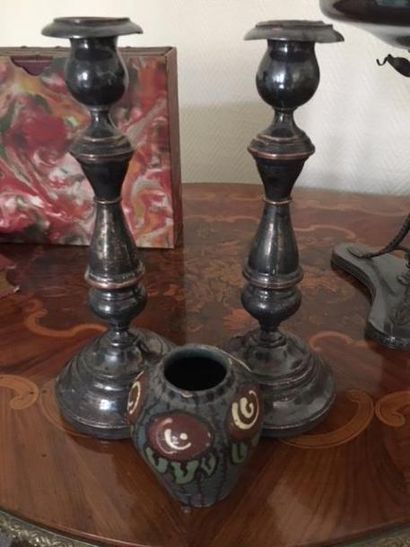 Paire de bougeoirs en métal et pot en céramique,...
