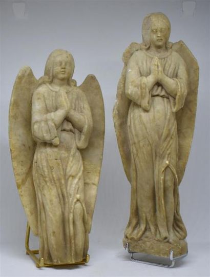 Deux anges en marbre; accidents
H. 23 cm...